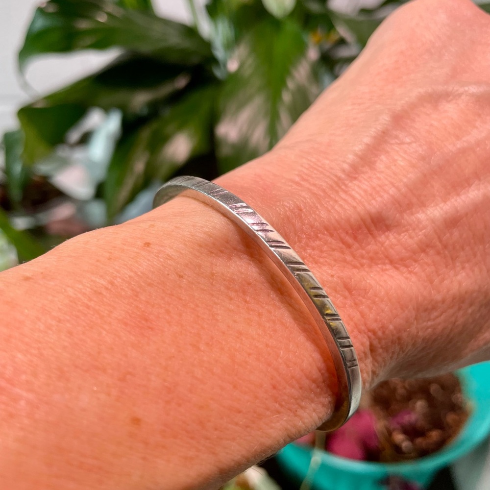 Lovely sleek Taxco sterling silver cuff bracelet. - Picture 6 of 6